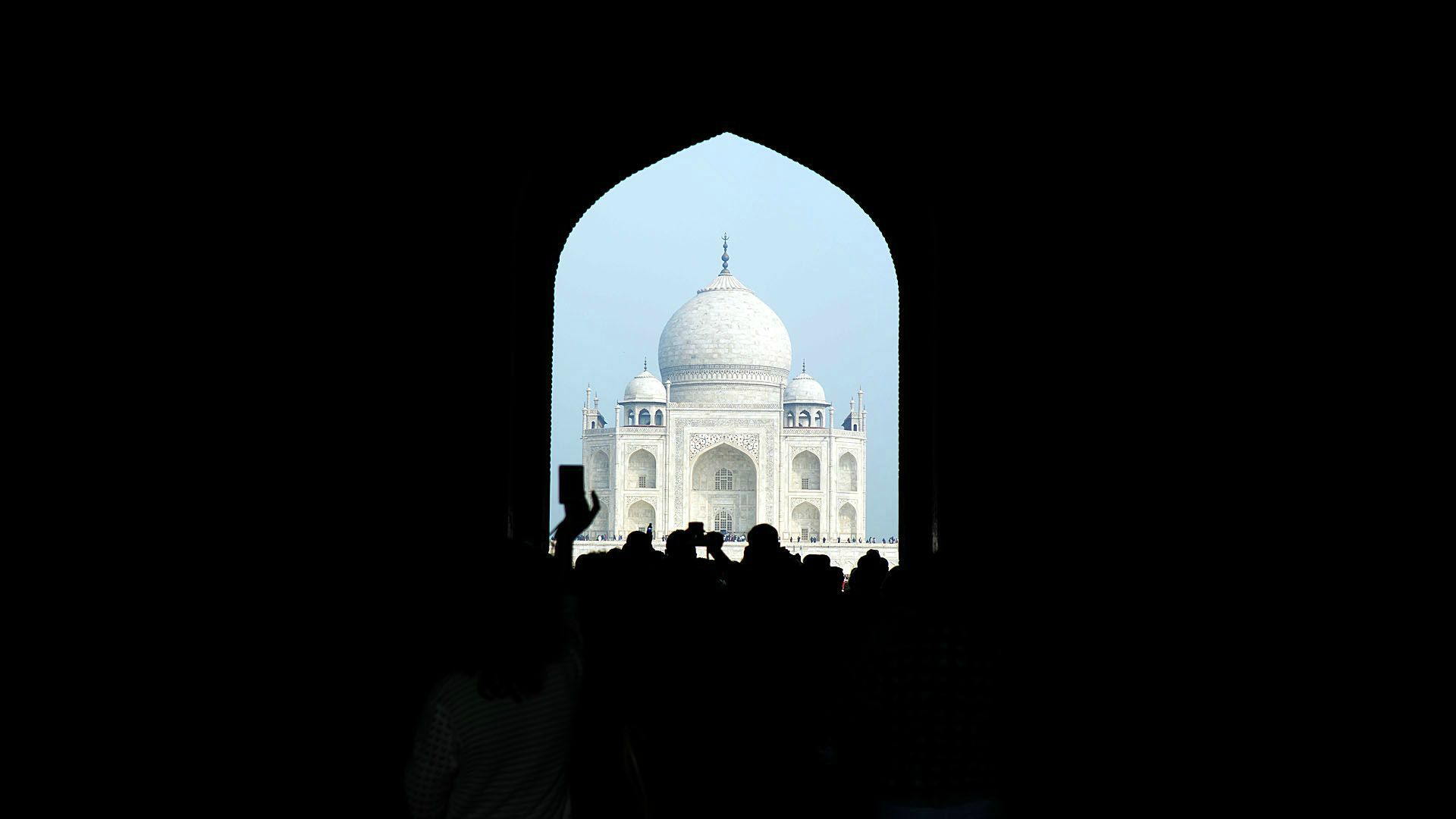 Taj Mahal - jeden z siedmiu cudów nowożytnego świata. Indyjskie Mauzoleum wzniesione przez Szahdżahana z Dynastii Wielkich Mogołów na pamiątkę ukochanej żony Mumtaz Mahal